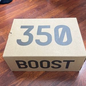Men’s Yeezy boost 350 sneakers. Size US 9. Perfect condition.